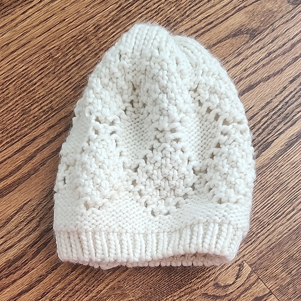 Old Navy Cozy Cream Cable Knit Beanie